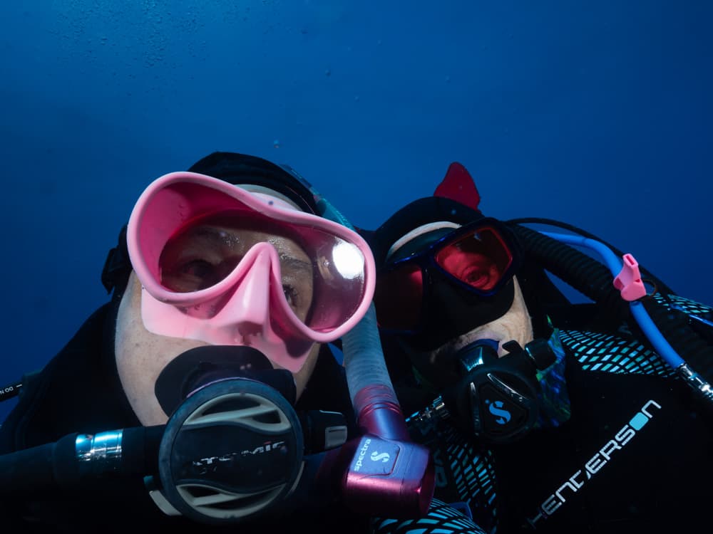 2 scuba divers